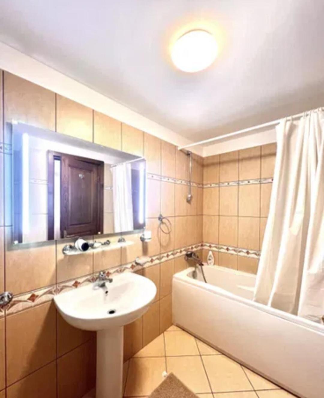 George Cu Gradina Proprie דירה